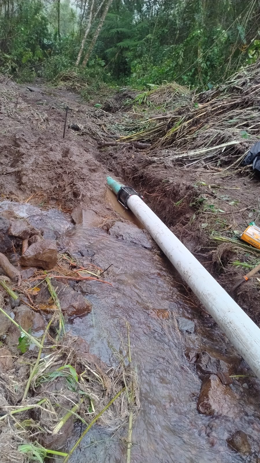 Avería en la tubería de 8", en el sector de Aquiares.